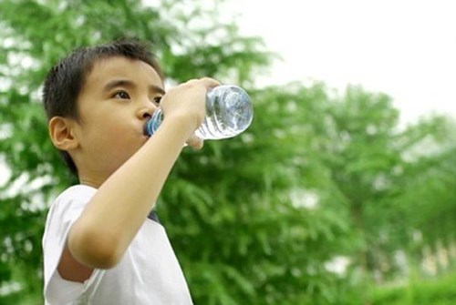 Bé 3-6 tuổi cần uống bao nhiêu nước mỗi ngày?